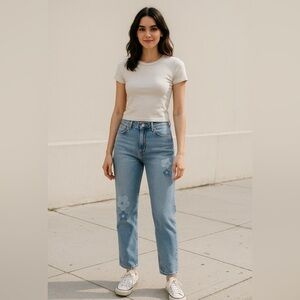 Hollister High-Rise Mom Jeans Flower Patch Vintage minimalist everyday denim